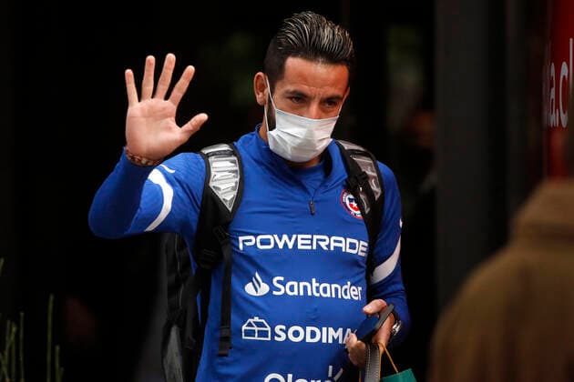 Futbol, salida de jugadores de la seleccion chilena del hotel Hyatt El jugador de la seleccion chilena Mauricio Isla es fotografiado a su salida del Hotel Hyatt Centric de Santiago rumbo a Brasil para disputar los cuartos de final de la Copa America 2021. 30 06 2021 Jonnathan Oyarzun Photosport Football, Chilean national team, Nationalteam players departure of Hotel Hyatt Chile s player Mauricio Isla is pictured as he departure at the Hotel Hyatt Centric of Santiago heading to Brazil to play the quarter finals of Copa America 2021. 06 30 2021 Jonnathan Oyarzun Photosport Salida del Hotel Hyatt de la Seleccion chilena de futbol 30 06 2021