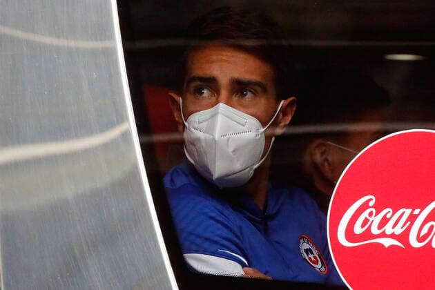 Futbol, salida de jugadores de la seleccion chilena del hotel Hyatt El jugador de la seleccion chilena Diego Valencia es fotografiado a su salida del Hotel Hyatt Centric de Santiago rumbo a Brasil para disputar los cuartos de final de la Copa America 2021. 30 06 2021 Jonnathan Oyarzun Photosport Football, Chilean national team, Nationalteam players departure of Hotel Hyatt Chile s player Diego Valencia is pictured as he departure at the Hotel Hyatt Centric of Santiago heading to Brazil to play the quarter finals of Copa America 2021. 06 30 2021 Jonnathan Oyarzun Photosport Salida del Hotel Hyatt de la Seleccion chilena de futbol 30 06 2021