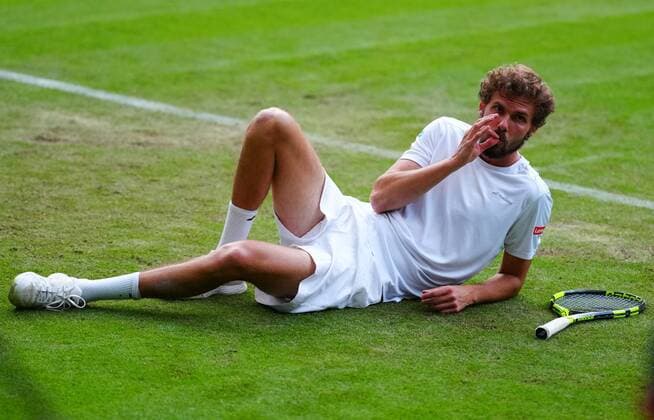 Sport Bilder des Tages Mandatory Credit: Photo by Javier Garcia BPI Shutterstock (12189891mk) Oscar Otte pretends to a cigarette after slipping over during his second round match Wimbledon Tennis Championships, Day 3, The All England Lawn Tennis and Croquet Club, London, UK - 30 Jun 2021 Wimbledon Tennis Championships, Day 3, The All England Lawn Tennis and Croquet Club, London, UK - 30 Jun 2021  Copyright: xJavierxGarcia BPI Shutterstockx 12189891mk