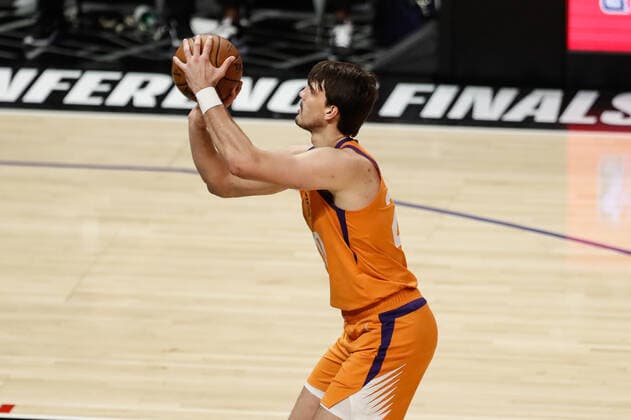 LOS ANGELES, CA - JUNE 30: Phoenix Suns forward Dario Saric (20) shoots during game 6 of the NBA, Basketball Herren, USA Western Conference Final between the Phoenix Suns and the Los Angeles Clippers on June 30, 2021, at Staples Center in Los Angeles, CA. (Photo by Jevone Moore Icon Sportswire) NBA: JUN 30 Western Conference Final - Suns at Clippers Icon210630024