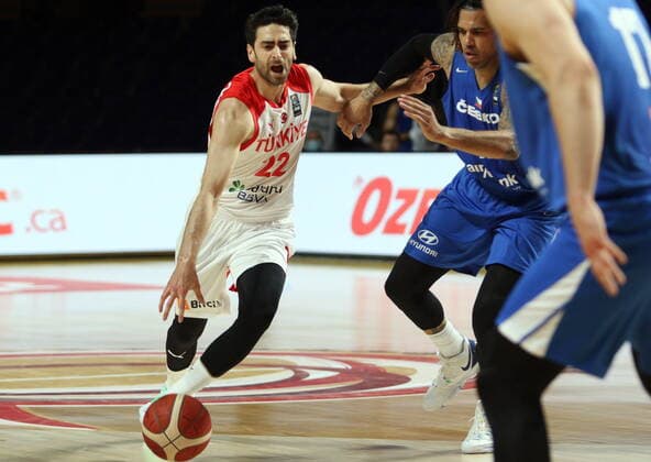 June 30, 2021, Victoria, BC, Canada: Turkey s Furkan Korkmaz chases the ball ahead of the Czech Republic defenders during the first half of FIBA Men s Olympic Qualifying basketball action at Memorial Arena in Victoria, B.C., on Wednesday, June 30, 2021. Furkan Korkmaz  - ZUMAc35_ 20210630_zaf_c35_078 Copyright: xChadxHipolitox
