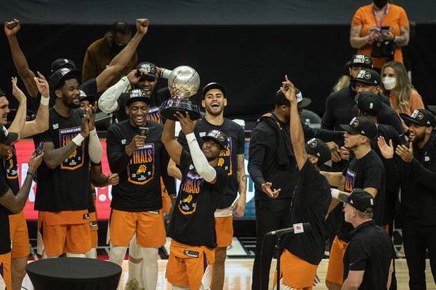 June 30, 2021, Los Angeles, California, USA: Chris Paul 3 of the Phoenix Suns holds the Western Conference Finals Trophy after winning Game 6 of the Western Conference Finals of the 2021 NBA, Basketball Herren, USA Playoffs against Los Angeles Clippers on Wednesday June 30, 2021 at Staples Center in Los Angeles, California. Clippers lose to Suns, 103-130. JAVIER ROJASPI Los Angeles USA - ZUMAp124 20210630_zaa_p124_020 Copyright: xx