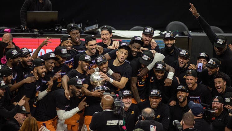 Sport Themen der Woche KW26 June 30, 2021, Los Angeles, California, USA: The Phoenix Suns players pose with the Western Conference Finals Trophy after winning Game 6 of the Western Conference Finals of the 2021 NBA, Basketball Herren, USA Playoffs against Los Angeles Clippers on Wednesday June 30, 2021 at Staples Center in Los Angeles, California. Clippers lose to Suns, 103-130. JAVIER ROJASPI Los Angeles USA - ZUMAp124 20210630_zaa_p124_030 Copyright: xx