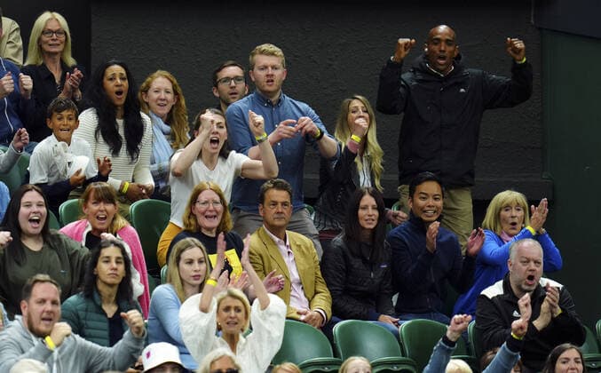 Mandatory Credit: Photo by Javier Garcia BPI Shutterstock (12189891rs) Andy Murray fans celebrate Wimbledon Tennis Championships, Day 3, The All England Lawn Tennis and Croquet Club, London, UK - 30 Jun 2021 Wimbledon Tennis Championships, Day 3, The All England Lawn Tennis and Croquet Club, London, UK - 30 Jun 2021  Copyright: xJavierxGarcia BPI Shutterstockx 12189891rs