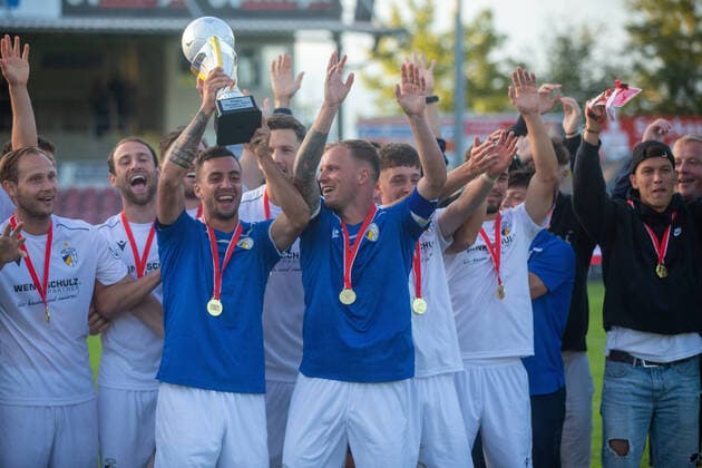 Bilder des Jahres 2021, Sport 06 Juni Meuselwitz , 300621 , Fussball Thüringengenpokalfinale , Bluechiparena FC Carl Zeiss Jena gegen FC An der Fahrer Höhe Im Bild: Die Jenaer Mannschaft feiert mit dem Pokal *** Meuselwitz , 300621 , Football Thüringengenpokalfinale , Bluechiparena FC Carl Zeiss Jena against FC An der Fahrer Höhe In the picture The Jena team celebrates with the cup