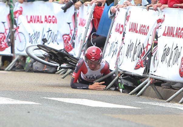 BRANDON MCNULTY of UAE TEAM EMIRATES during the Tour de France 2021, Cycling race stage 5, time trial, Change - Laval (27,2 Km) on June 30, 2021 in Laval, France, Sturz Copyright: LaurentxLairys