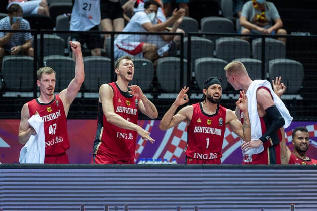 Basketball Split 01.07.2021 Olympia-Qualifikation FIBA Olympic Qualifying Tournament 2020 Gruppenphase, Gruppe A Russland (RUS) - Deutschland (GER) Jubel Deutschland Andreas Obst (Deutschland, No.42) Jan Niklas Wimberg (Deutschland, No.06) Joshiko Saibou (Deutschland, No.01)