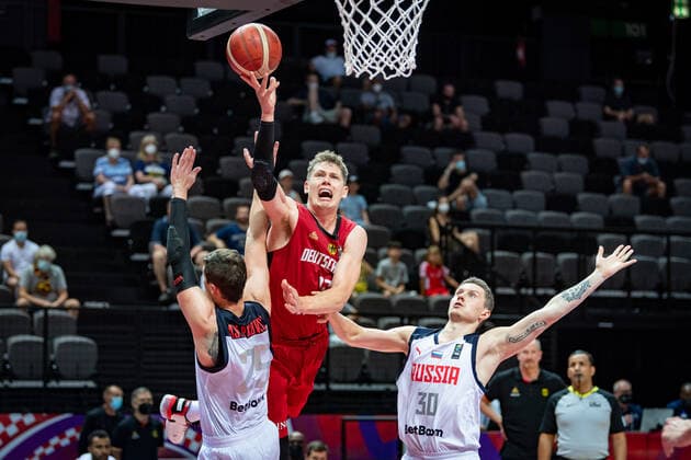 Sport Bilder des Tages Basketball Split 01.07.2021 Olympia-Qualifikation FIBA Olympic Qualifying Tournament 2020 Gruppenphase, Gruppe A Russland (RUS) - Deutschland (GER) Moritz Wagner (Deutschland, No.13) Anton Astapkovich (Russland, No.25) Mikhail Kulagin (Russland, No.30)