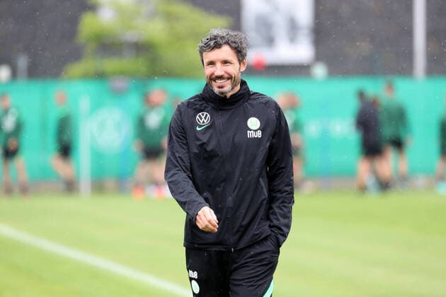 VfL Trainingsauftakt Wolfsburg, 01.07.2021, FUßBALL - VfL Wolfsburg, Trainingsauftakt, 1. Bundesliga, Saison 2021 22. Cheftrainer Mark van Bommel (VfL Wolfsburg) Wolfsburg