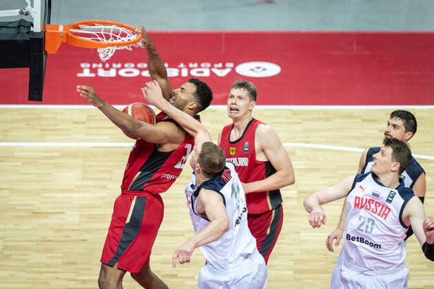 Basketball Split 01.07.2021 Olympia-Qualifikation FIBA Olympic Qualifying Tournament 2020 Gruppenphase, Gruppe A Russland (RUS) - Deutschland (GER) Johannes Thiemann (Deutschland, No.32) Timofey Mozgov (Russland, No.15) Moritz Wagner (Deutschland, No.13) hi.