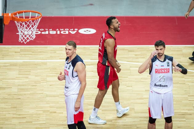 Basketball Split 01.07.2021 Olympia-Qualifikation FIBA Olympic Qualifying Tournament 2020 Gruppenphase, Gruppe A Russland (RUS) - Deutschland (GER) Jubel Johannes Thiemann (Deutschland, No.32) Timofey Mozgov (Russland, No.15) li. Anton Astapkovich (Russland, No.25)