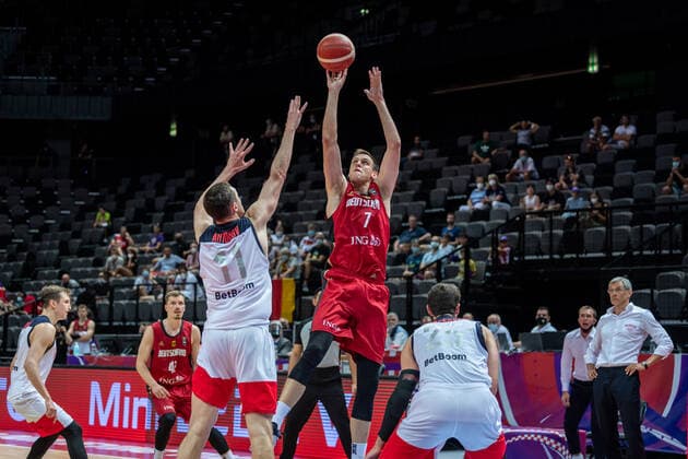 Basketball Split 01.07.2021 Olympia-Qualifikation FIBA Olympic Qualifying Tournament 2020 Gruppenphase, Gruppe A Russland (RUS) - Deutschland (GER) Johannes Voigtmann (Deutschland, No.07) Semen Antonov (Russland, No.11) Anton Astapkovich (Russland, No.25)