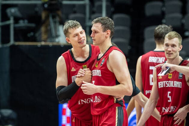 Basketball Split 01.07.2021 Olympia-Qualifikation FIBA Olympic Qualifying Tournament 2020 Gruppenphase, Gruppe A Russland (RUS) - Deutschland (GER) Jubel Deutschland Moritz Wagner (Deutschland, No.13) li. Johannes Voigtmann (Deutschland, No.07) Nils Giffey (Deutschland, No.05)