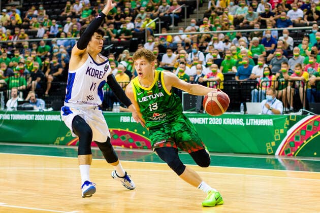 Sport Bilder des Tages KOWNO, ZALGIRIO ARENA 01.07.2021 KWALIFIKACJE OLIMPIJSKIE TOKYO 2020 FIBA OLYMPIC QUALIFYING TOURNAMENT 2020 KOREA - LITWA KOREA - LITHUANIA NZ HONGSEOK YANG (11), ROKAS JOKUBAITIS (13) Pawel Pietranik NEWSPIX.pl --- Newspix.pl  PIETRANIK010721_122