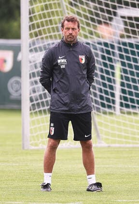 Markus Weinzierl (Trainer FC Augsburg) steht auf dem Trainingsplatz; FC Augsburg, Trainingsauftakt, Saison 2021-2022,
