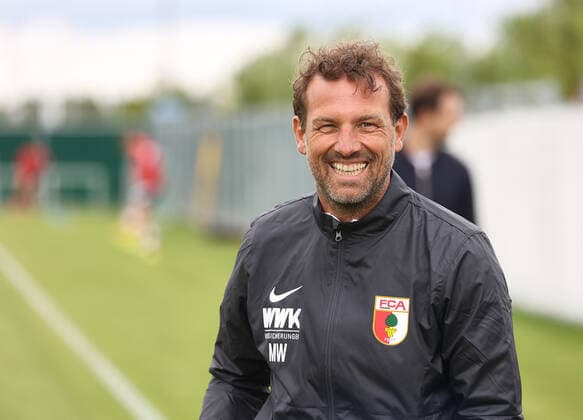 Markus Weinzierl (Trainer FC Augsburg) gut gelaunt auf dem Trainingsplatz; FC Augsburg, Trainingsauftakt, Saison 2021-2022,