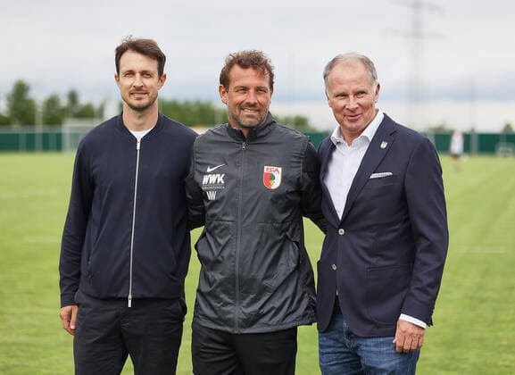 (v.li.) Christoph Janker (Leiter Lizenzspielerabteilung FC Augsburg), Markus Weinzierl (Trainer FC Augsburg), Stefan Reuter (Geschäftsführer FC Augsburg); FC Augsburg, Trainingsauftakt, Saison 2021-2022,