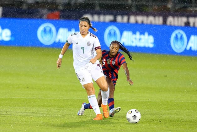EAST HARTFORD, CT - JULY 01: Mexico forward Kiana Palacios (9) and United States defender Crystal Dunn (2) in action during an International Friendly, Länderspiel, Nationalmannschaft match between Mexico and United States on July 1 , 2021 at Pratt & Whitney Stadium at Rentschler Field in East Hartford, CT. (Photo by M. Anthony Nesmith Icon Sportswire) SOCCER: JUL 01 Women s - USA v Mexico Icon21070106