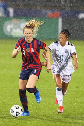 EAST HARTFORD, CT - JULY 01: United States midfielder Samantha Mewis (3) pursued by Mexico midfielder Maria Sanchez (11) during an International Friendly, Länderspiel, Nationalmannschaft match between Mexico and United States on July 1 , 2021 at Pratt & Whitney Stadium at Rentschler Field in East Hartford, CT. (Photo by M. Anthony Nesmith Icon Sportswire) SOCCER: JUL 01 Women s - USA v Mexico Icon21070114