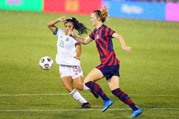 EAST HARTFORD, CT - JULY 01: Mexico defender Reyna Reyes (13) and United States midfielder Samantha Mewis (3) in action during an International Friendly, Länderspiel, Nationalmannschaft match between Mexico and United States on July 1 , 2021 at Pratt & Whitney Stadium at Rentschler Field in East Hartford, CT. (Photo by M. Anthony Nesmith Icon Sportswire) SOCCER: JUL 01 Women s - USA v Mexico Icon21070120