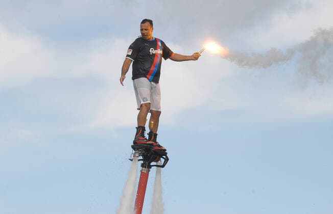 Bilder des Jahres 2021, Sport 07. Juli Sport Themen der Woche KW26 Präsentation des neuen Holstein-Trikots per Flyboard, Fußball, Männer, Holstein Kiel, Pressekonferenz, Saison 2021 2022, 01.07.21 Kiel Sandhafen Schleswig-Holstein Germany *** Presentation of the new Holstein jersey by flyboard, football, men, Holstein Kiel, press conference, season 2021 2022, 01 07 21 Kiel Sandhafen Schleswig Holstein Germany