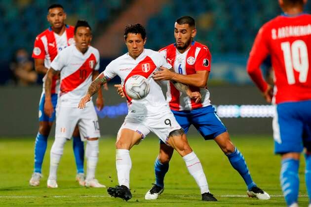 Peru s Gianluca Lapadula (L) in action against Paraguay s Junior Alonso, during a match for the quarter-finals of the Copa America at the Pedro Ludovico Teixeira Olympic Stadium in Goiania, Brazil, 02 July 2021. Peru - Paraguay !ACHTUNG: NUR REDAKTIONELLE NUTZUNG!  Copyright: xFERNANDOxBIZERRAxJRx AMDEP5861 20210702-11d856932231b213bb6e204bdd7276f9c92ef99c
