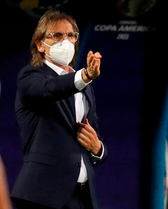 Peru s coach Ricardo Gareca gives instructions to his players against Paraguay, during a match for the quarter-finals of the Copa America at the Pedro Ludovico Teixeira Olympic Stadium in Goiania, Brazil, 02 July 2021. Peru - Paraguay !ACHTUNG: NUR REDAKTIONELLE NUTZUNG!  Copyright: xFERNANDOxBIZERRAxJRx AMDEP5898 20210702-a6c8d3cffaf8fc6db58c298c96a88d2d32b3a885