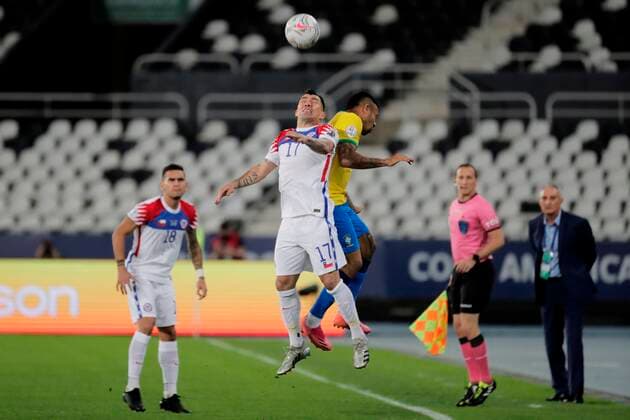 Brazil s Gabriel Jesus (R) in action against Chile s Gary Medel, during a match for the quarterfinals of the Copa America at the Nilton Santos Olympic Stadium in Rio de Janeiro, Brazil, 02 July 2021. Brazil - Chile !ACHTUNG: NUR REDAKTIONELLE NUTZUNG!  Copyright: xANTONIOxLACERDAx AMDEP6000 20210703-1cef531abe668e425c47263dcebb58b0b3331ba6