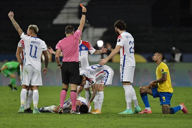 Sport Bilder des Tages 2nd July 2021; Nilton Santos Stadium, Rio de Janeiro, Brazil; Copa America, Brazil versus Chile; Referee Patricio Loustau shows the red card for Gabriel Jesus of Brazil, after missing Eugenio Mena of Chile in the 48th minute  ActionPlus12301947 MarcelloxDias