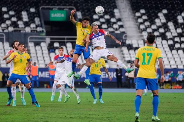 Brazil s Marquinhos in action against Chile s Eduardo Vargas, during a match for the quarterfinals of the Copa America at the Nilton Santos Olympic Stadium in Rio de Janeiro, Brazil, 02 July 2021. Brazil - Chile !ACHTUNG: NUR REDAKTIONELLE NUTZUNG!  Copyright: xAndrexCoelhox AME9929 20210703-66046bad9c5ff6ca06b722c7208aee791bc47638