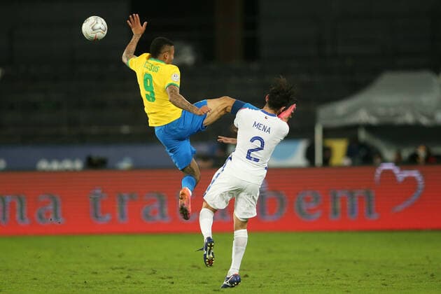 Futbol, Chile vs Brasil. Copa America Brasil 2021. El jugador de Chile Eugenio Mena disputa el balon con Gabriel Jesus de Brasil durante el partido por Cuarto de Final de Copa America disputado en el estadio Nilton Santos en Rio de Janeiro, Brasil. 2 07 2021 Pier Giorgio Giavelli Photosport Football, Chile vs Brazil. Brazil Copa America Championship 2021. Chile s player Eugenio Mena, battles for the ball against Gabriel Jesus Brazil during the match for quarterfinal of Copa America Championship at Nilton Santos stadium in Rio of Janeiro, Brazil. 24 06 2021 Pier Giorgio Giavelli Photosport Chile vs Brasil, Copa America 2021