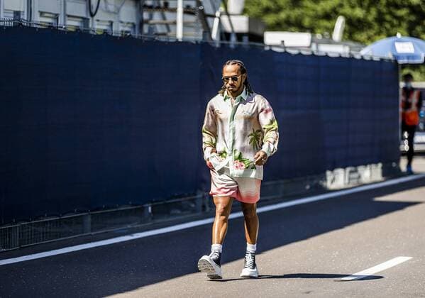 Sport Themen der Woche KW26 Sport Bilder des Tages SPIELBERG - Lewis Hamilton (Mercedes) arriving at the track ahead of the third free practice session for the Formula 1 Austrian Grand Prix. The Grand Prix takes place at the Red Bull Ring race track in the state of Styria. REMKO DE WAAL W xVIxANPxSportx xxANPxIVx