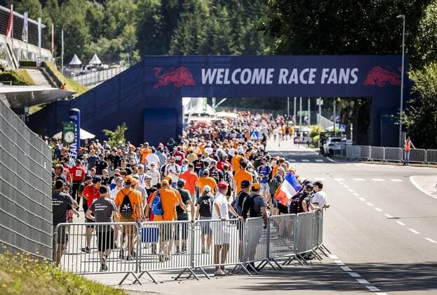 SPIELBERG - Fans on the track ahead of the third free practice session for the Formula 1 Austrian Grand Prix. The Grand Prix takes place at the Red Bull Ring race track in the state of Styria. REMKO DE WAAL W xVIxANPxSportx xxANPxIVx