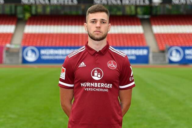 01.07.2021 - 1. FC Nuernberg FCN Club - Saison 2021 2022 - Fototermin Porträttermin - - Einzelbild Einzelfoto Portrait Porträt Kopfbild - Eric Shuranov (11, 1. FC Nürnberg FCN )