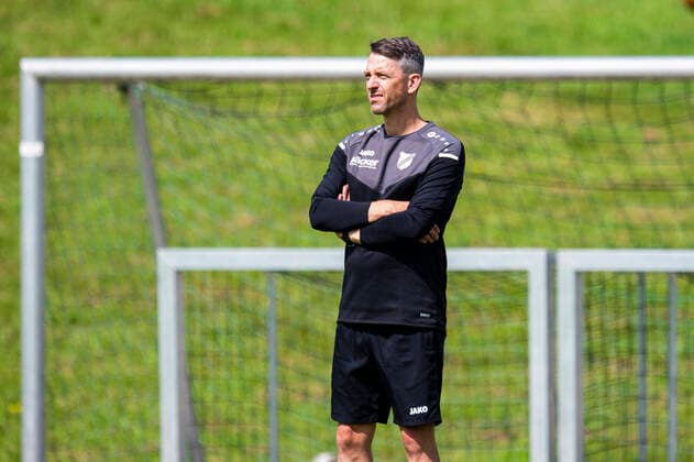 Fußball, Trainerhistorie SV Rödinghausen von 2014 bis heute 03.07.2021 - Fußball, 2021 2022, Regionalliga West, Trainingsauftakt SV Rödinghausen: Nils Drube (Trainer - Rödinghausen) Rödinghausen Nordrhein-Westfalen Deutschland Trainingsplatz Bieren