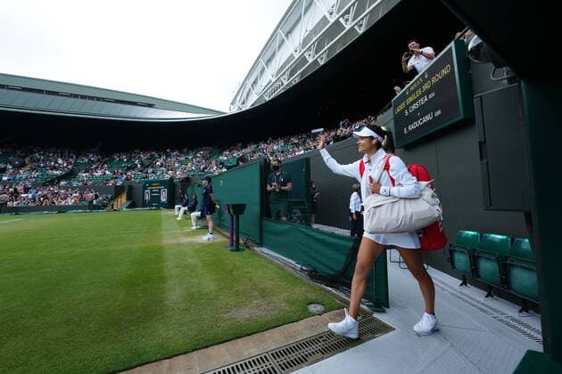 Sport Bilder des Tages Mandatory Credit: Photo by Shutterstock (12194409n) Emma Raducanu arriving on court clutching her mobile phone her third round match Wimbledon Tennis Championships, Day 6, The All England Lawn Tennis and Croquet Club, London, UK - 03 Jul 2021 Wimbledon Tennis Championships, Day 6, The All England Lawn Tennis and Croquet Club, London, UK - 03 Jul 2021  Copyright: xShutterstockx 12194409n
