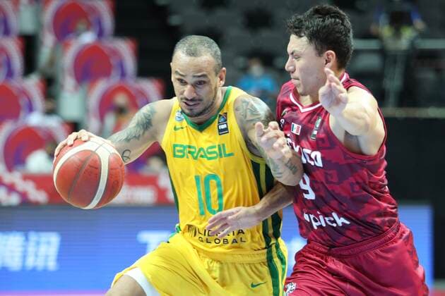 Sport Bilder des Tages Brazil v Mexico - Semi Final: 2020 FIBA Men s Olympic Qualifying Tournament Alex Garcia of Brazil dribbles the ball during the 2020 FIBA Men s Olympic Qualifying Tournament game between Brazil and Mexico at Spaladium Arena on July 3, 2021 in Split, Croatia. IvoxCagalj PIXSELL