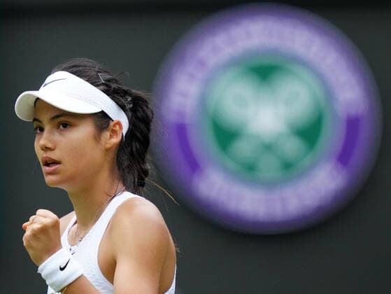 Sport Bilder des Tages Mandatory Credit: Photo by Dave Shopland Shutterstock (12194409cq) Emma Raducanu celebrates during her third round match Wimbledon Tennis Championships, Day 6, The All England Lawn Tennis and Croquet Club, London, UK - 03 Jul 2021 Wimbledon Tennis Championships, Day 6, The All England Lawn Tennis and Croquet Club, London, UK - 03 Jul 2021  Copyright: xDavexShopland Shutterstockx 12194409cq