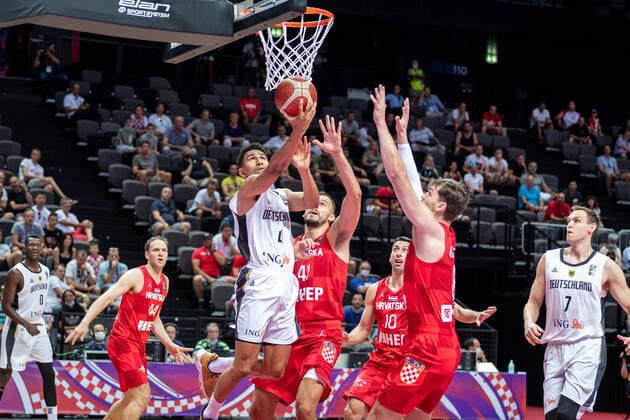Basketball Split 03.07.2021 Olympia-Qualifikation FIBA Olympic Qualifying Tournament 2020 Halbfinale Deutschland (GER) - Kroatien (CRO) Maodo Lo (Deutschland, No.04) Ante Zizic (Kroatien, No.41)