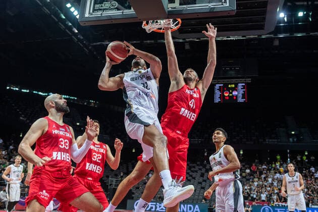 Basketball Split 03.07.2021 Olympia-Qualifikation FIBA Olympic Qualifying Tournament 2020 Halbfinale Deutschland (GER) - Kroatien (CRO) Johannes Thiemann (Deutschland, No.32) Ante Zizic (Kroatien, No.41)