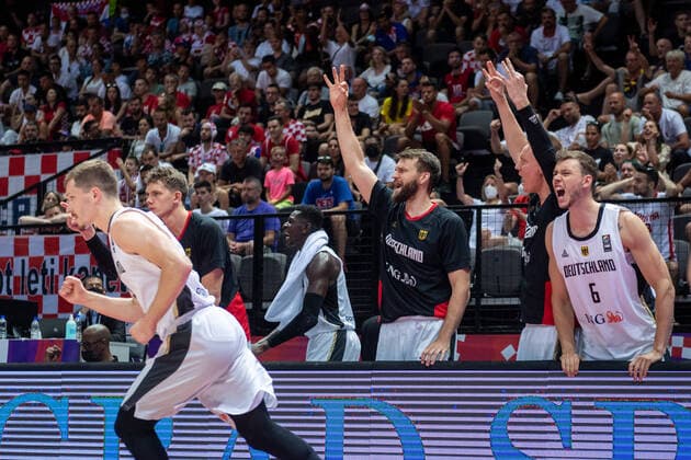 Basketball Split 03.07.2021 Olympia-Qualifikation FIBA Olympic Qualifying Tournament 2020 Halbfinale Deutschland (GER) - Kroatien (CRO) Jubel deutschland Andreas Obst (Deutschland, No.42) Moritz Wagner (Deutschland, No.13) Isaac Bonga (Deutschland, No.00) Danilo Barthel (Deutschland, No.22) Jan Niklas Wimberg (Deutschland, No.06) vlnr.