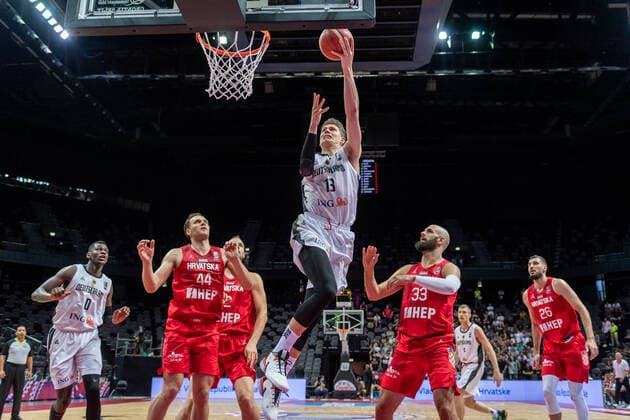 Sport Bilder des Tages Basketball Split 03.07.2021 Olympia-Qualifikation FIBA Olympic Qualifying Tournament 2020 Halbfinale Deutschland (GER) - Kroatien (CRO) Moritz Wagner (Deutschland, No.13) Zeljko Sakic (Kroatien, No.33) Bojan Bogdanovic (Kroatien, No.44)