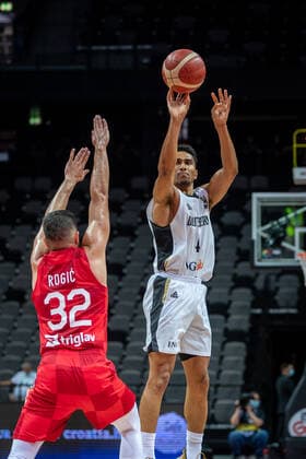 Basketball Split 03.07.2021 Olympia-Qualifikation FIBA Olympic Qualifying Tournament 2020 Halbfinale Deutschland (GER) - Kroatien (CRO) Maodo Lo (Deutschland, No.04) Roko Rogic (Kroatien, No.32)