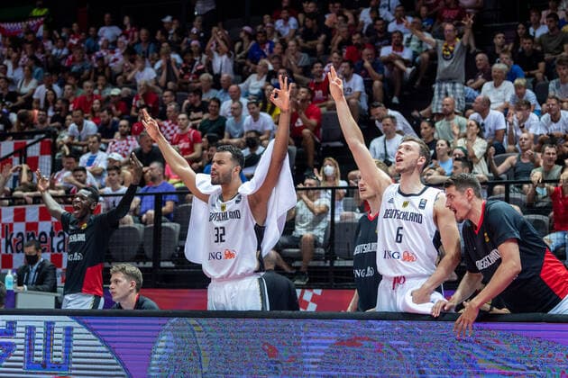 Basketball Split 03.07.2021 Olympia-Qualifikation FIBA Olympic Qualifying Tournament 2020 Halbfinale Deutschland (GER) - Kroatien (CRO) Jubel Johannes Thiemann (Deutschland, No.32) Jan Niklas Wimberg (Deutschland, No.06) Lukas Wank (Deutschland, No.19)