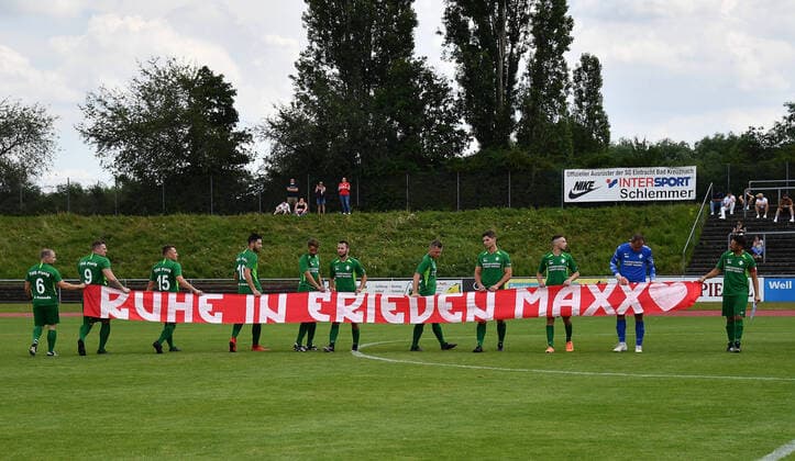 Bilder des Jahres 2021, Sport 07. Juli Sport Themen der Woche KW26 Sport Bilder des Tages 03.07.2021, xjhx, Fussball 1.Bundesliga, FSV Mainz 05 - TSG Planig emspor, v.l. Einlauf der Teams in Gedenken an den verstorbenen Mitspieler Maxx Bad Kreuznach *** 03 07 2021, xjhx, Football 1 Bundesliga, FSV Mainz 05 TSG Planig emspor, v l run-in of teams in memory of deceased teammate Maxx Bad Kreuznach.