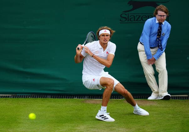 Sport Themen der Woche KW26 Sport Bilder des Tages Mandatory Credit: Photo by Javier Garcia Shutterstock (12194408dy) Alexander Zverev during his third round match Wimbledon Tennis Championships, Day 6, The All England Lawn Tennis and Croquet Club, London, UK - 03 Jul 2021 Wimbledon Tennis Championships, Day 6, The All England Lawn Tennis and Croquet Club, London, UK - 03 Jul 2021  Copyright: xJavierxGarcia Shutterstockx 12194408dy