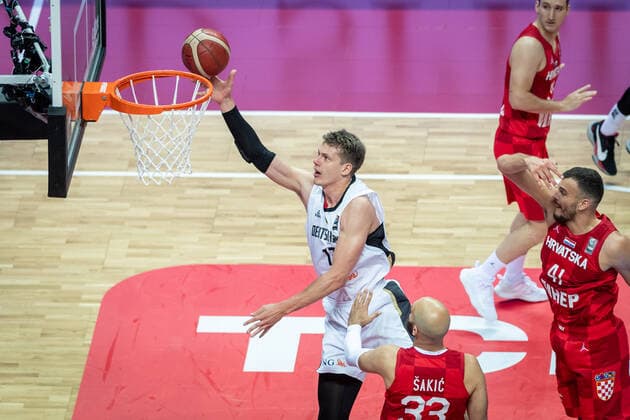Basketball Split 03.07.2021 Olympia-Qualifikation FIBA Olympic Qualifying Tournament 2020 Halbfinale Deutschland (GER) - Kroatien (CRO) Moritz Wagner (Deutschland, No.13) Zeljko Sakic (Kroatien, No.33) Ante Zizic (Kroatien, No.41)