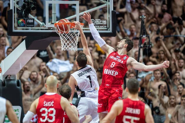 Sport Bilder des Tages Basketball Split 03.07.2021 Olympia-Qualifikation FIBA Olympic Qualifying Tournament 2020 Halbfinale Deutschland (GER) - Kroatien (CRO) Johannes Voigtmann (Deutschland, No.07) Mario Hezonja (Kroatien, No.08)