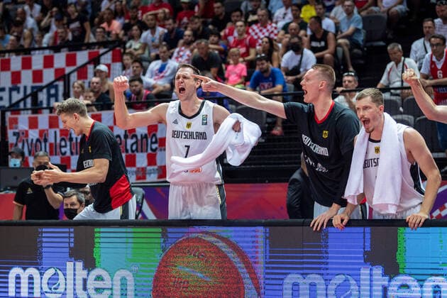 Sport Bilder des Tages Basketball Split 03.07.2021 Olympia-Qualifikation FIBA Olympic Qualifying Tournament 2020 Halbfinale Deutschland (GER) - Kroatien (CRO) Jubel Moritz Wagner (Deutschland, No.13) Johannes Voigtmann (Deutschland, No.07) Robin Benzing (Deutschland, No.12) Andreas Obst (Deutschland, No.42) vlnr.