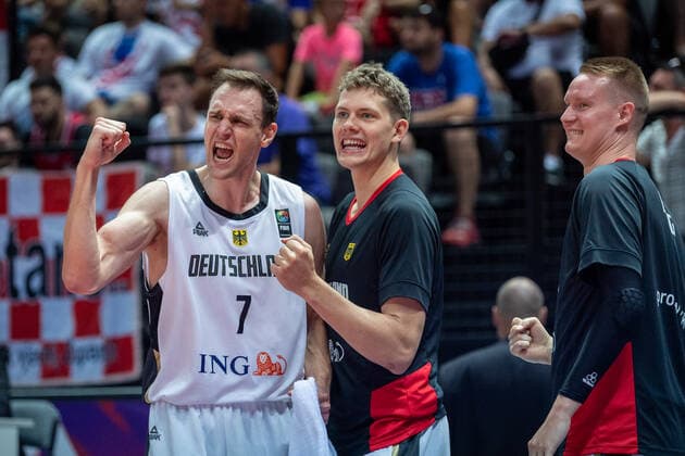 Basketball Split 03.07.2021 Olympia-Qualifikation FIBA Olympic Qualifying Tournament 2020 Halbfinale Deutschland (GER) - Kroatien (CRO) Jubel Johannes Voigtmann (Deutschland, No.07) Moritz Wagner (Deutschland, No.13) Robin Benzing (Deutschland, No.12) vlnr. *** Basketball Split 03 07 2021 Olympic Qualification FIBA Olympic Qualifying Tournament 2020 Semifinals Germany GER Croatia CRO Cheers Johannes Voigtmann Germany, No 07 Moritz Wagner Germany, No 13 Robin Benzing Germany, No 12 vlnr